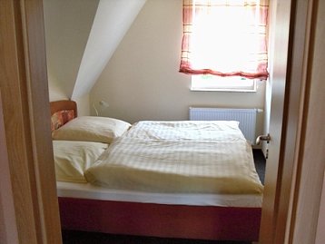eines der beiden Schlafzimmer der Fewo in Klpinsee